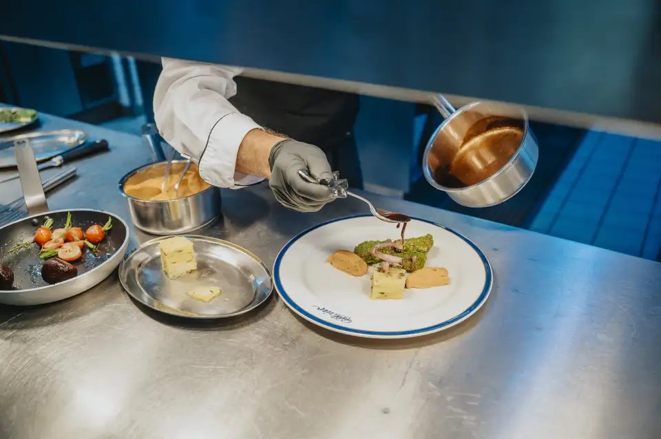 Brasserie mit überdachter Terrasse, Hotelbar und Biergarten – Impression 1