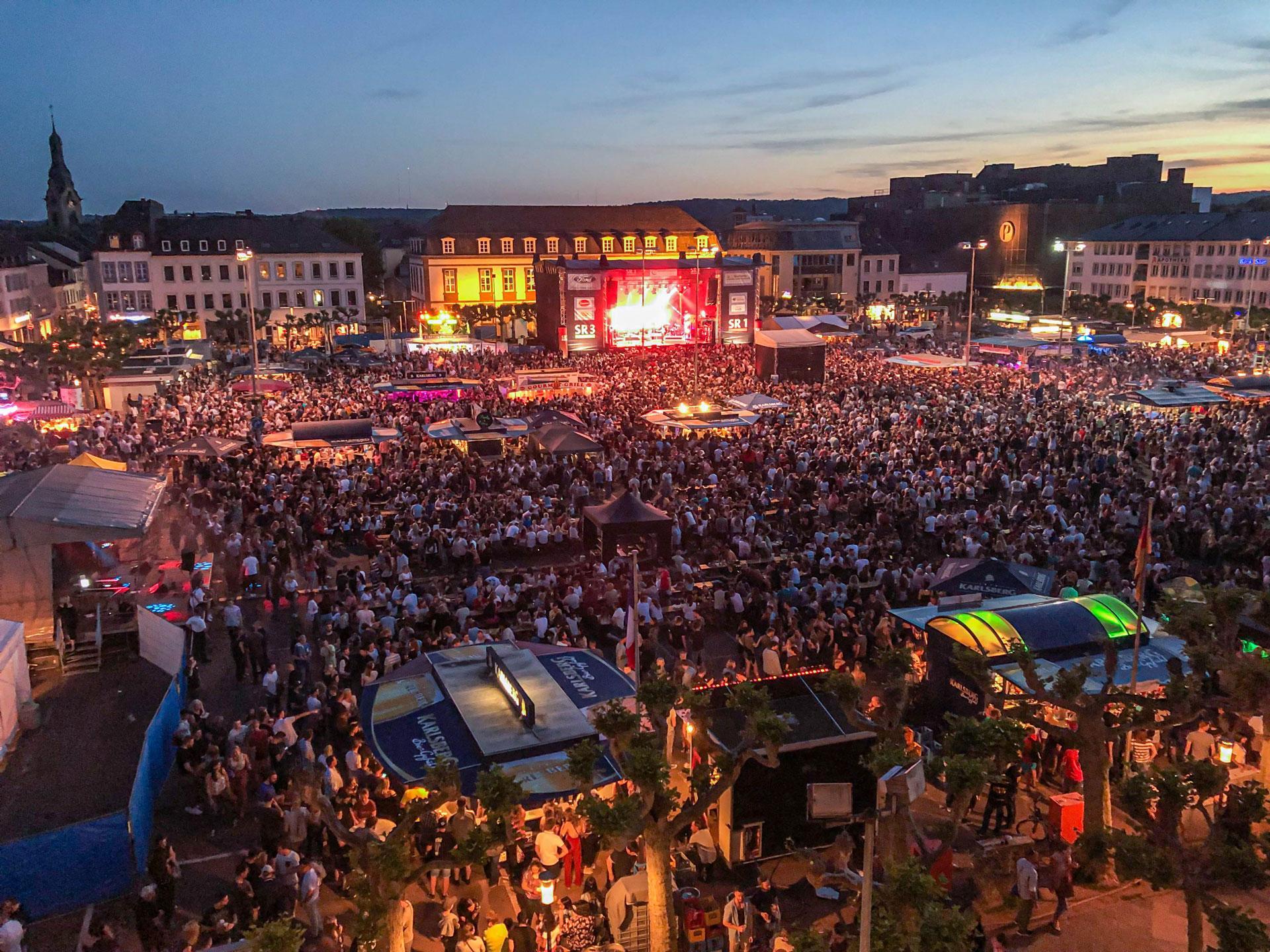 Publikum bei einer Veranstaltung als Motiv für Termine