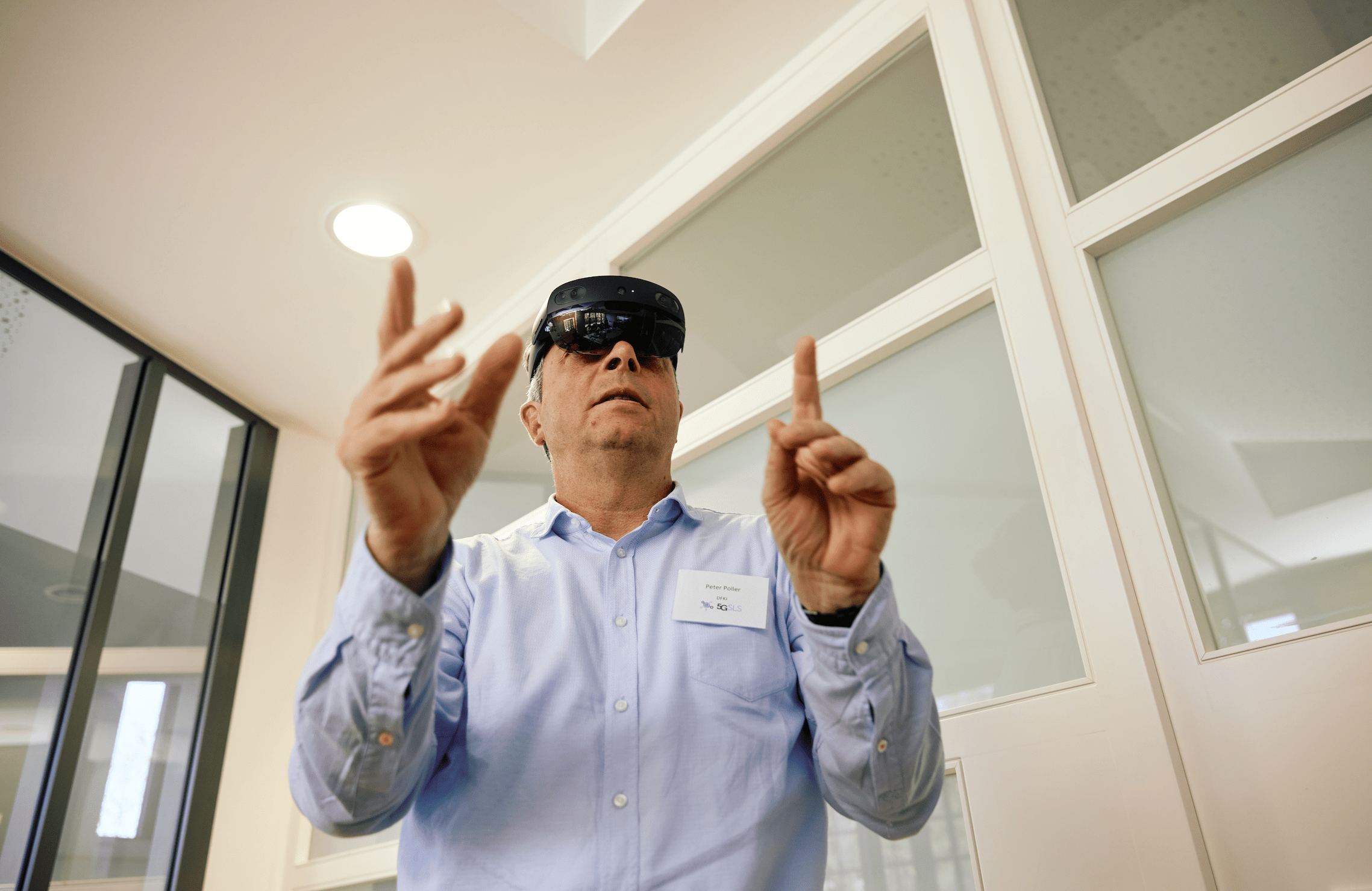 HoloLens-Nutzer demonstriert die Gestensteuerung