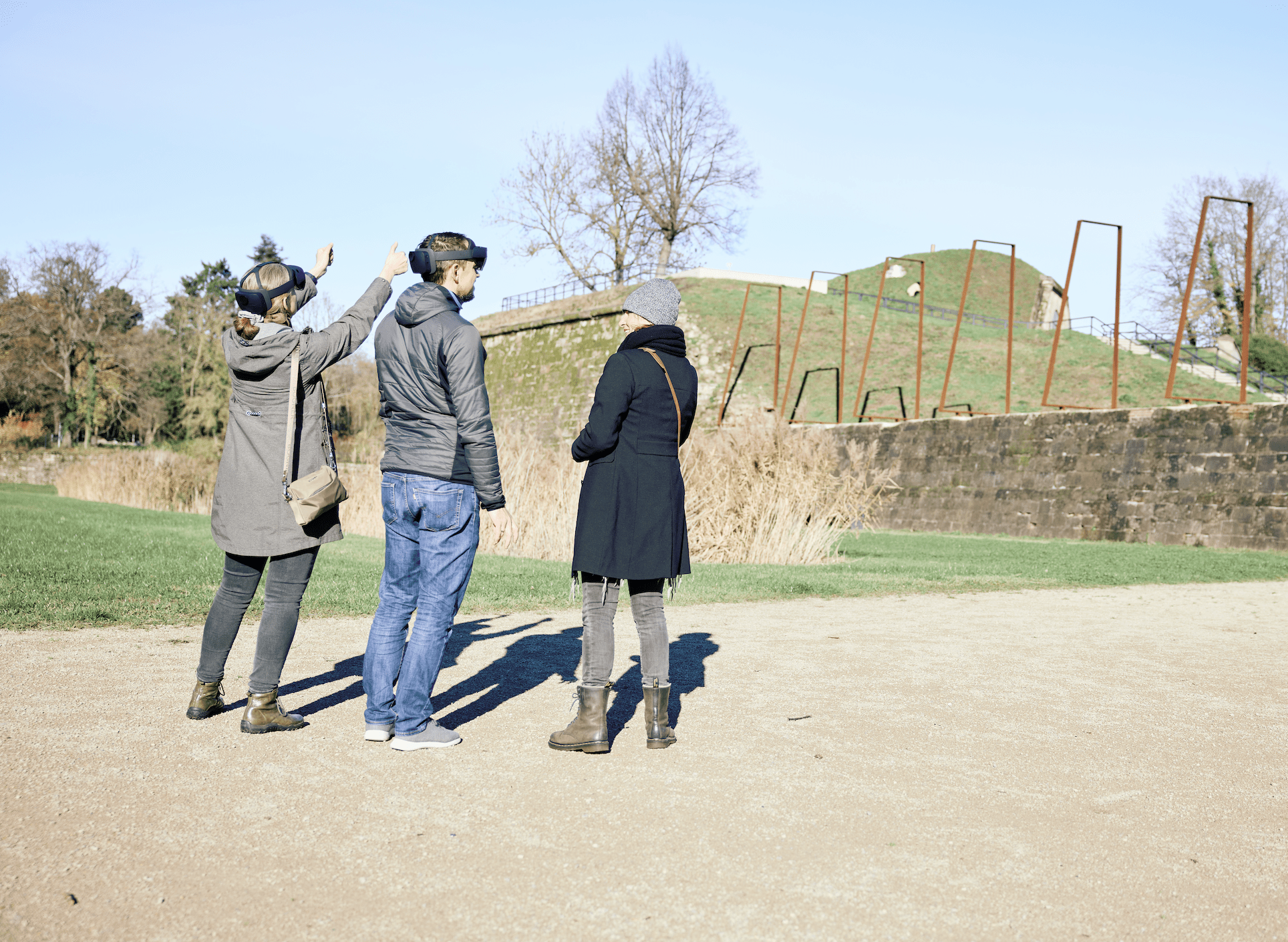 Teilnehmer mit HoloLens an der Festungsmauer Ravelin V